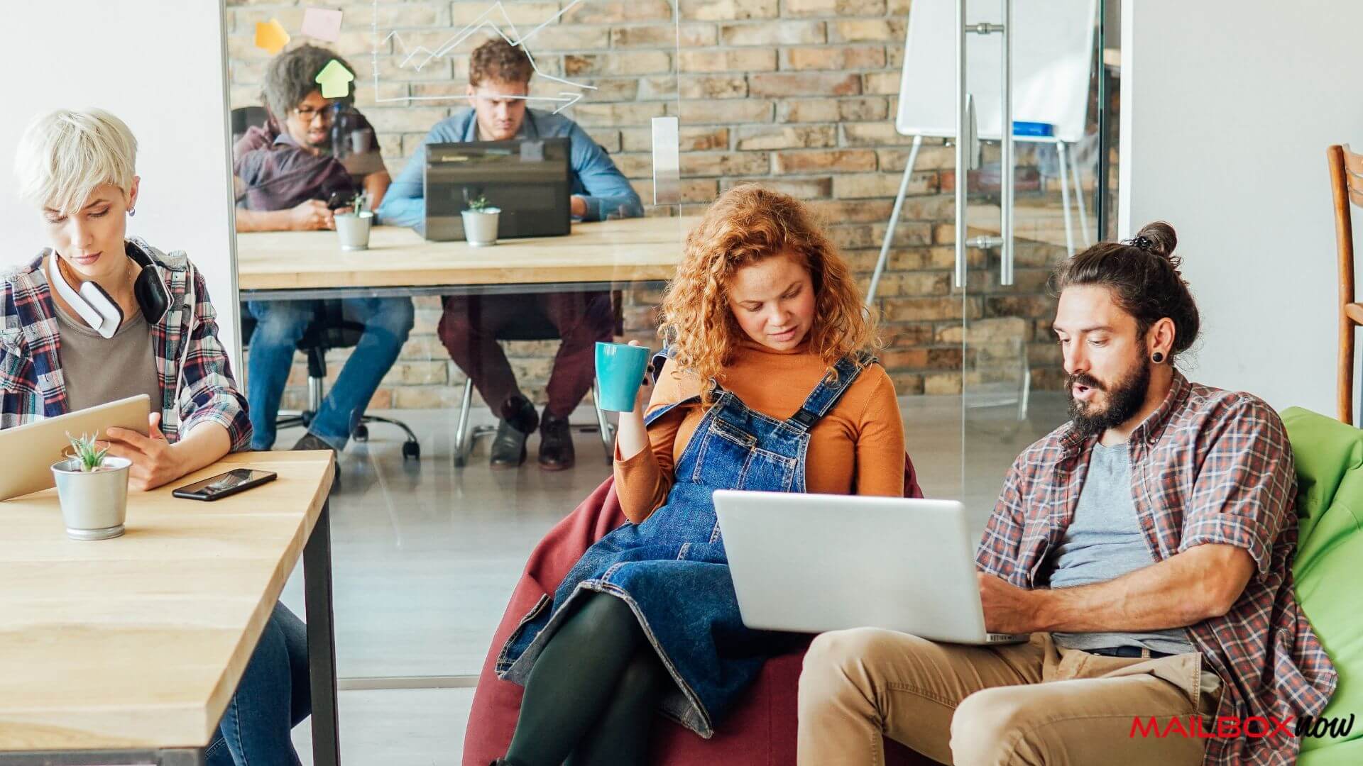 Shared Office in dem junge Menschen arbeiten